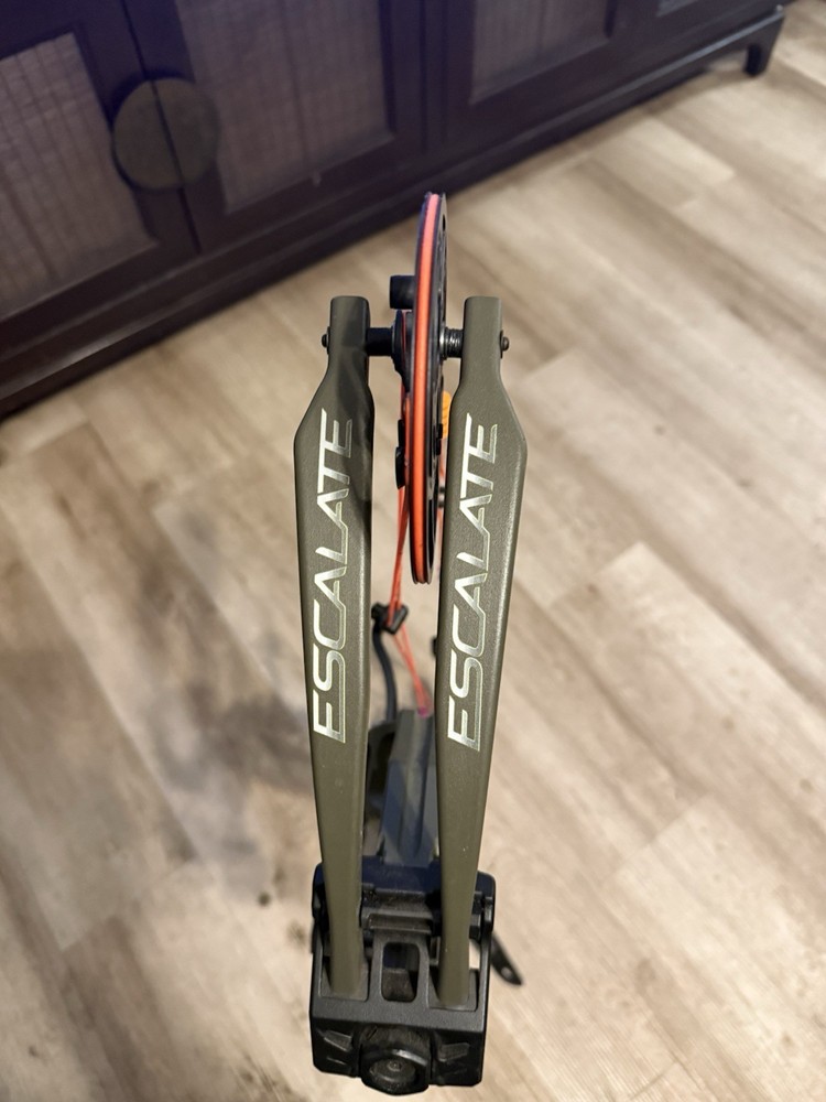 Bear Archery Escalate 70lbs Rt hand