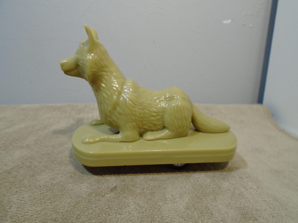 PLASTIC ROLLING PULL BACK FRICTION DOG FIGURE UNBRANDED (MA1543)