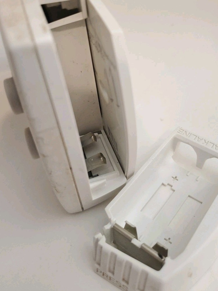 Honeywell TH5220D1029 1019 Non-Programmable Thermostat Preowned