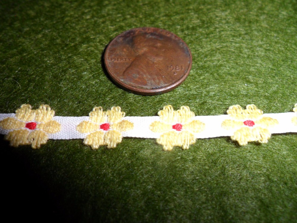 Vintage Embroidered Yellow Daisy Braid - 2 Yards