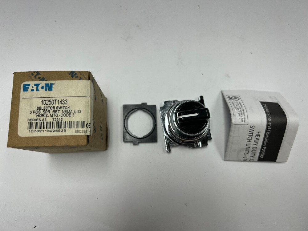 Eaton 10250T1433 Selector Switch, 3 Position, Oiltight, Spring Return