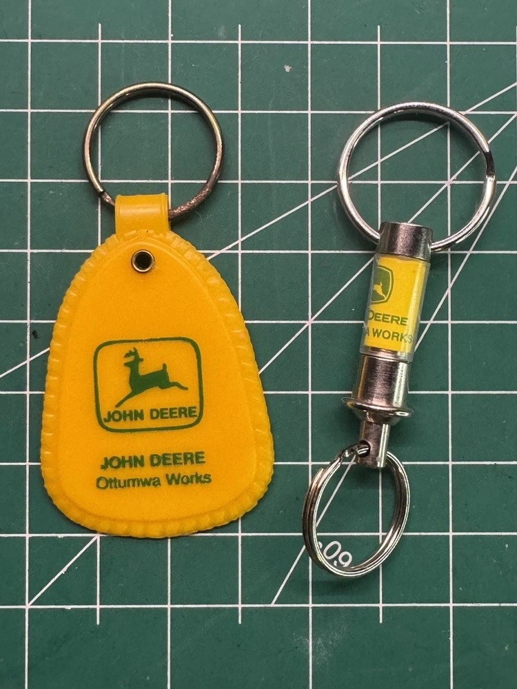 VINTAGE ADVERTISING JOHN DEERE TRACTOR Patch Keychains Merchandise