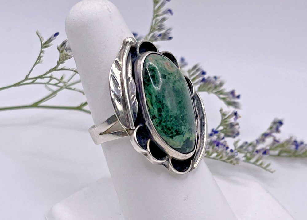 Sterling Silver Green Stone w/ Feathers Ring Sz 7