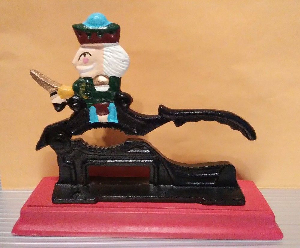 KING NUT CRACKER WITH STAND GREAT FOR ANY COLLECTION!