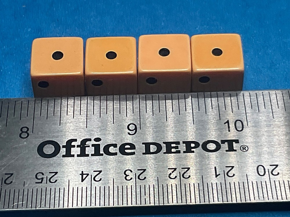 SET OF 4————- BAKELITE DICE———B-90