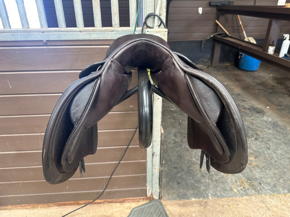 Schleese Jeté Jump Saddle - 17.5"