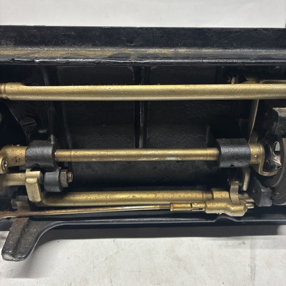 Singer De Luxe Sewing Machine No Case Or Bottom Read Description!