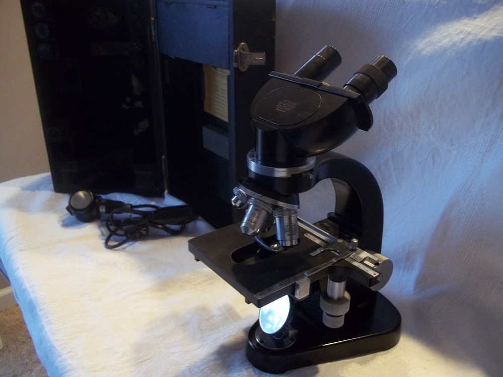 ERNST LEITZ WETZLAR Binocular Microscope W/ 4 Objectives / Case /Light 583144