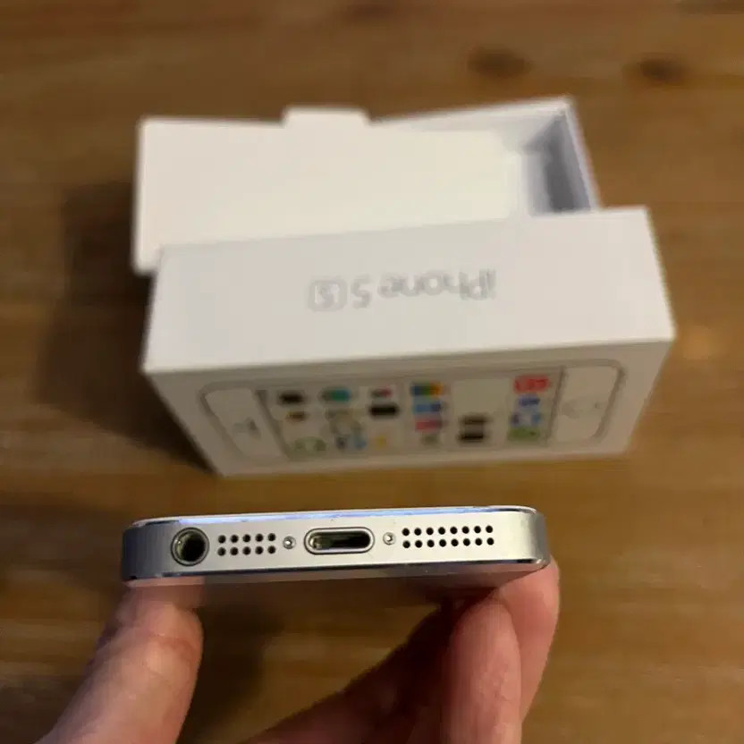 iPhone 5s 16GB Silver - Heavily Used, Screen & Speaker Issues