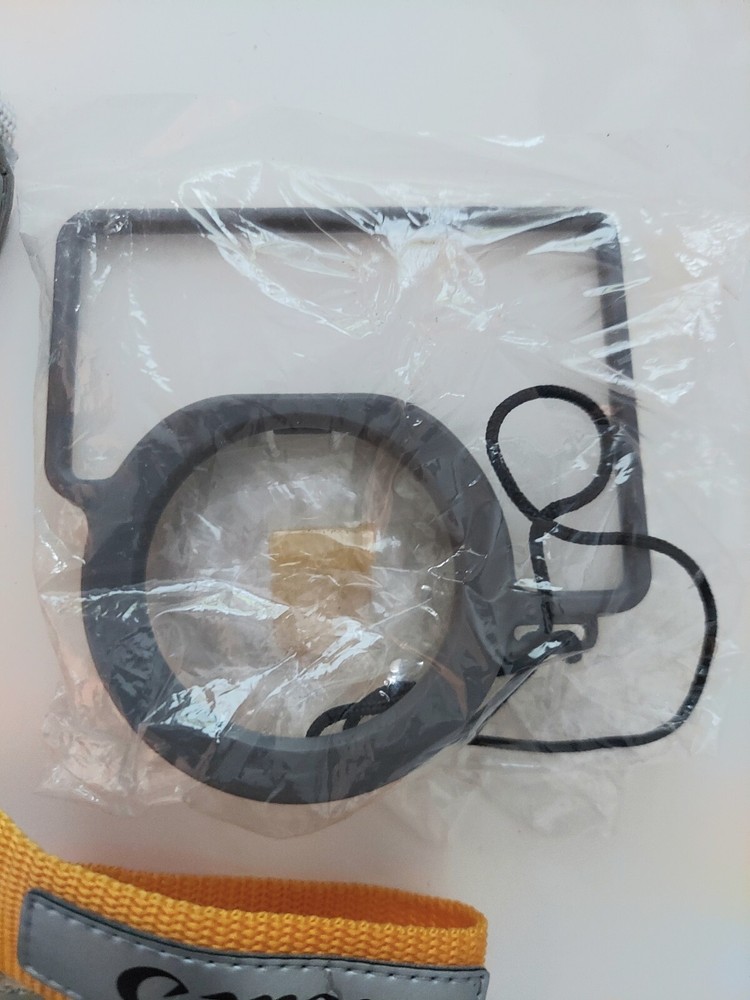 Canon WP-DC9 Waterproof Case for SD800 IS Camera. Hand/Shoulder Strap/ Diffuser.