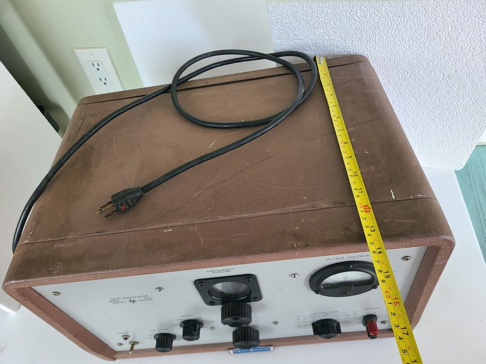 Hewlett Packard 650A Test Oscillator Unit, Powers Up, UNTESTED