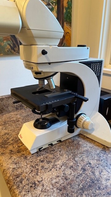 Leica Microscope DMLB W/ two objectives
