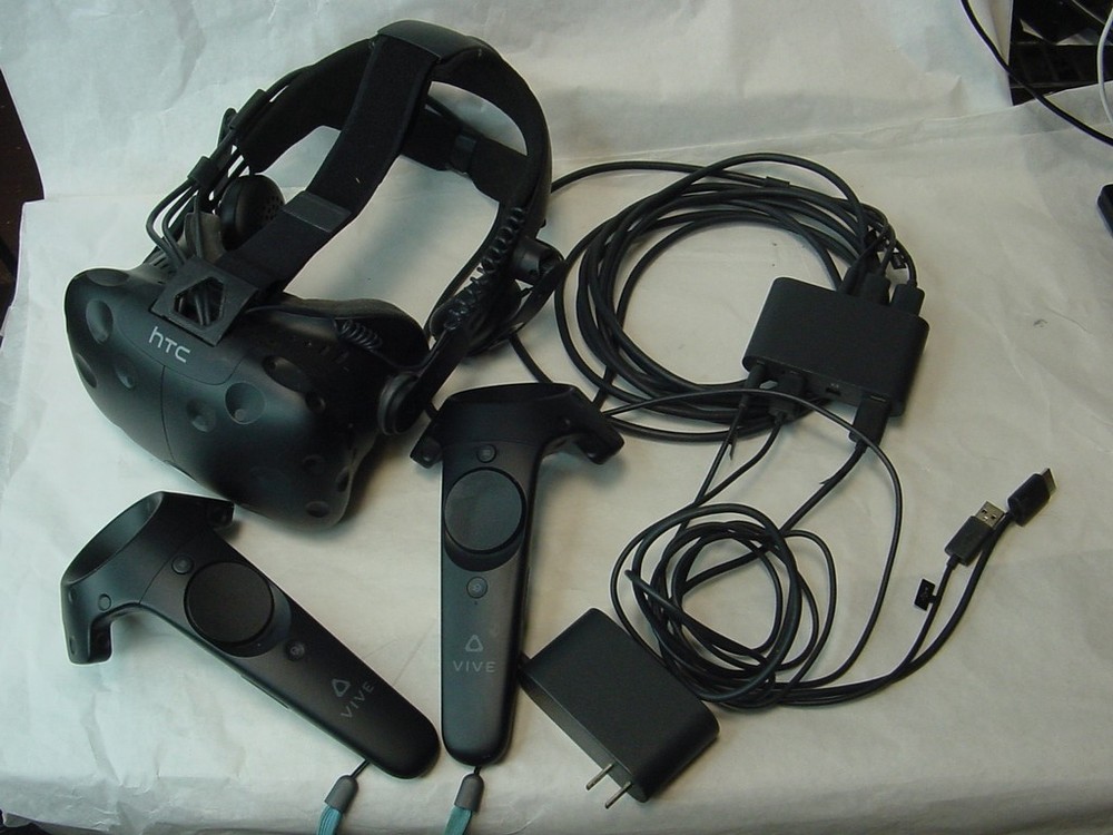 HTC VIVE VR VIRTUAL REALITY HEADSET WITH LINKBOX & CONTROLLERS