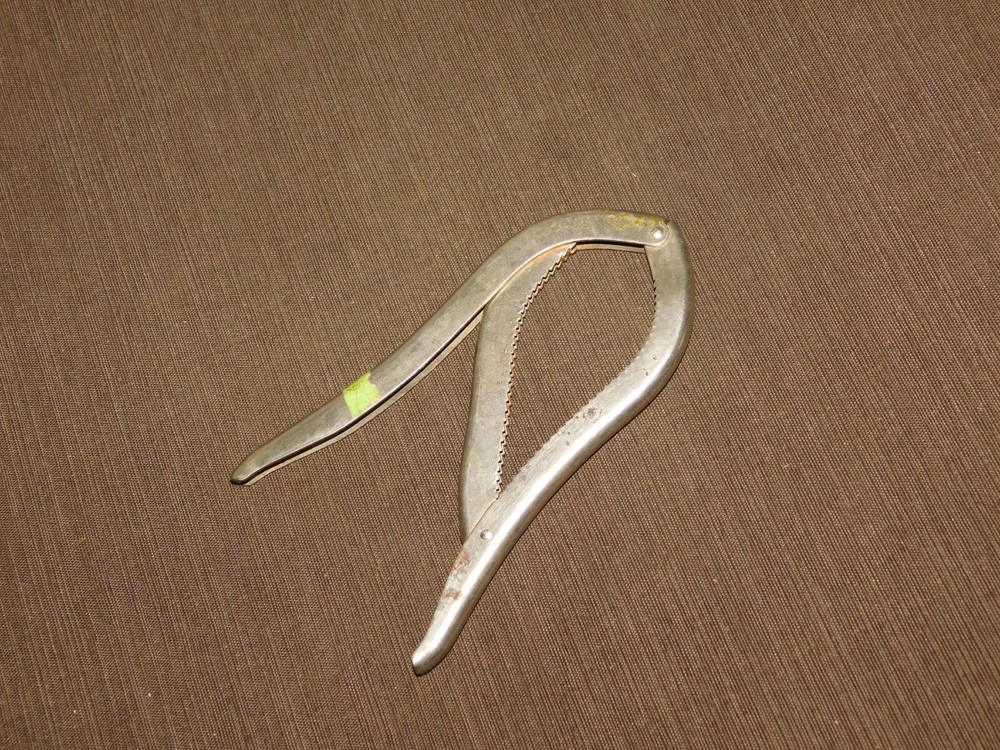 VINTAGE KITCHEN 6" LONG MOULI USA MULTI CRACKER NUT CRACKER