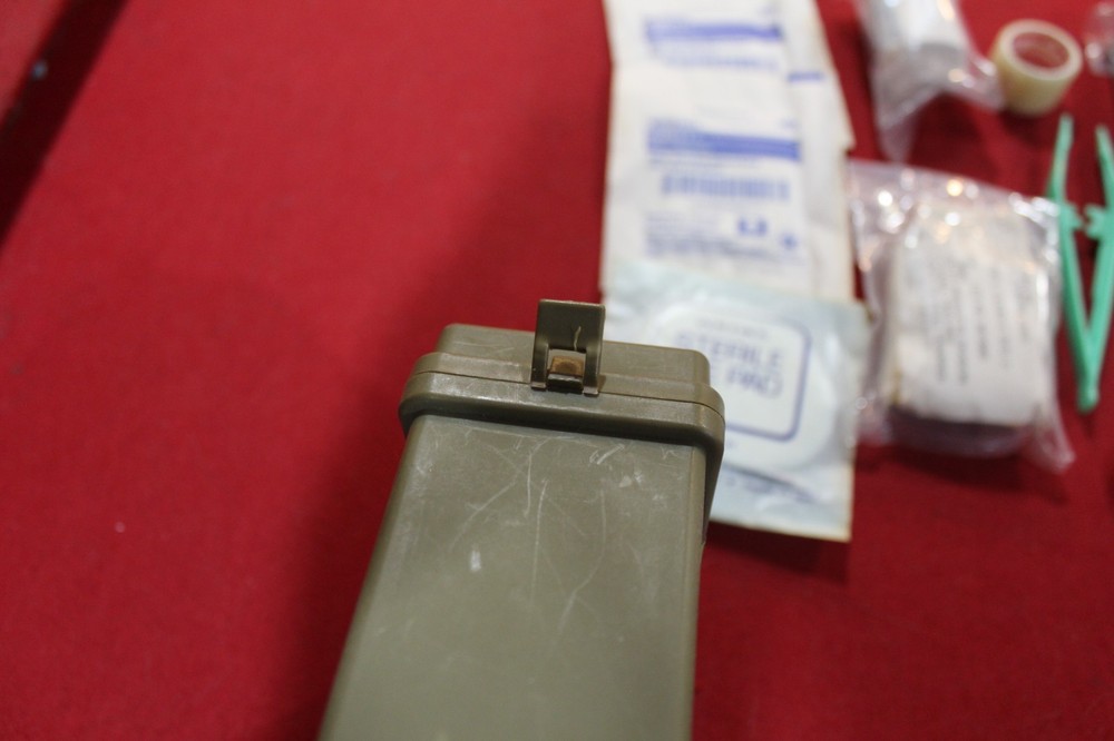 U S MILITARY SURPLUS INDIVIDUAL FIRST AID KIT W/INSERT POUCH BANDAGE BELT CLIP
