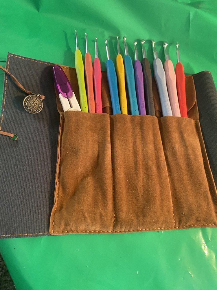 Ergonomic Crochet Hooks 11 PC with wrap Case/accessories Beginners EUC