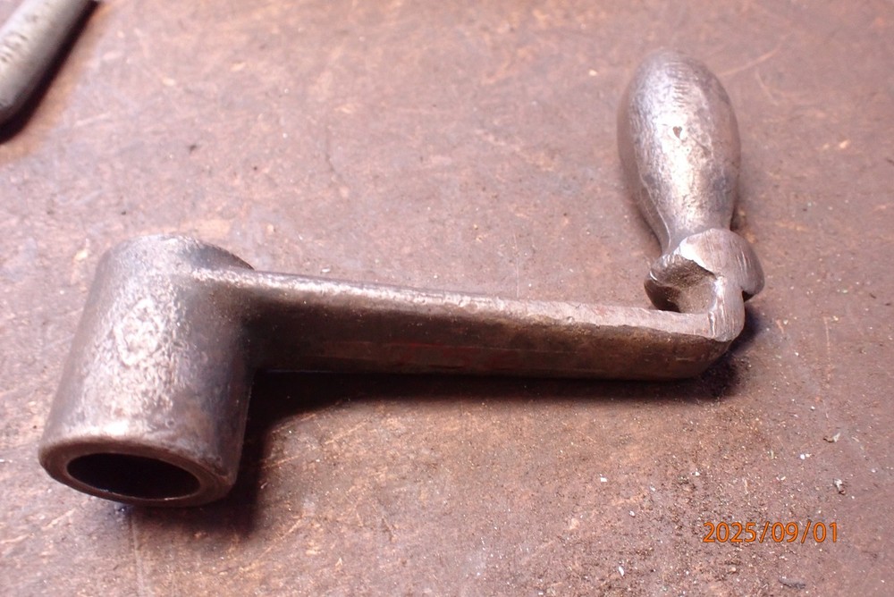 OLDER SMALL  MACHINE VISE FIXTURE CRANK HANDLE