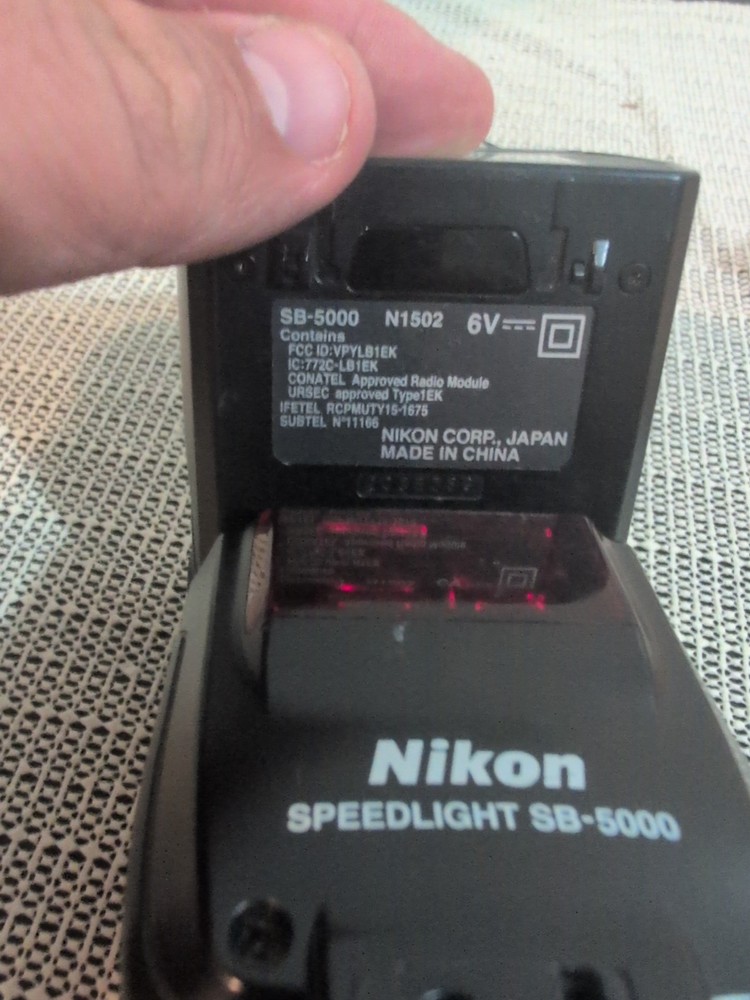 NIKON SB-5000 SPEEDLIGHT, NICE AND CLEAN W/BATTERIES