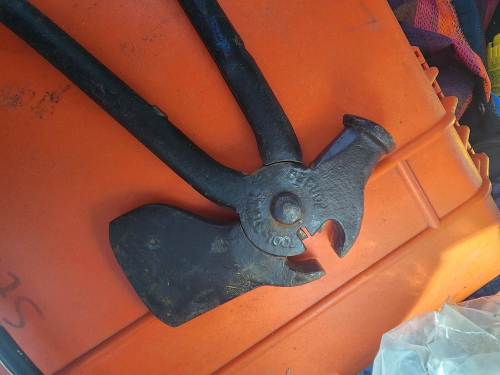 VTG MULTI-TOOL HAMMER AXE PLIERS NAIL PULLER SCREWDRIVER
