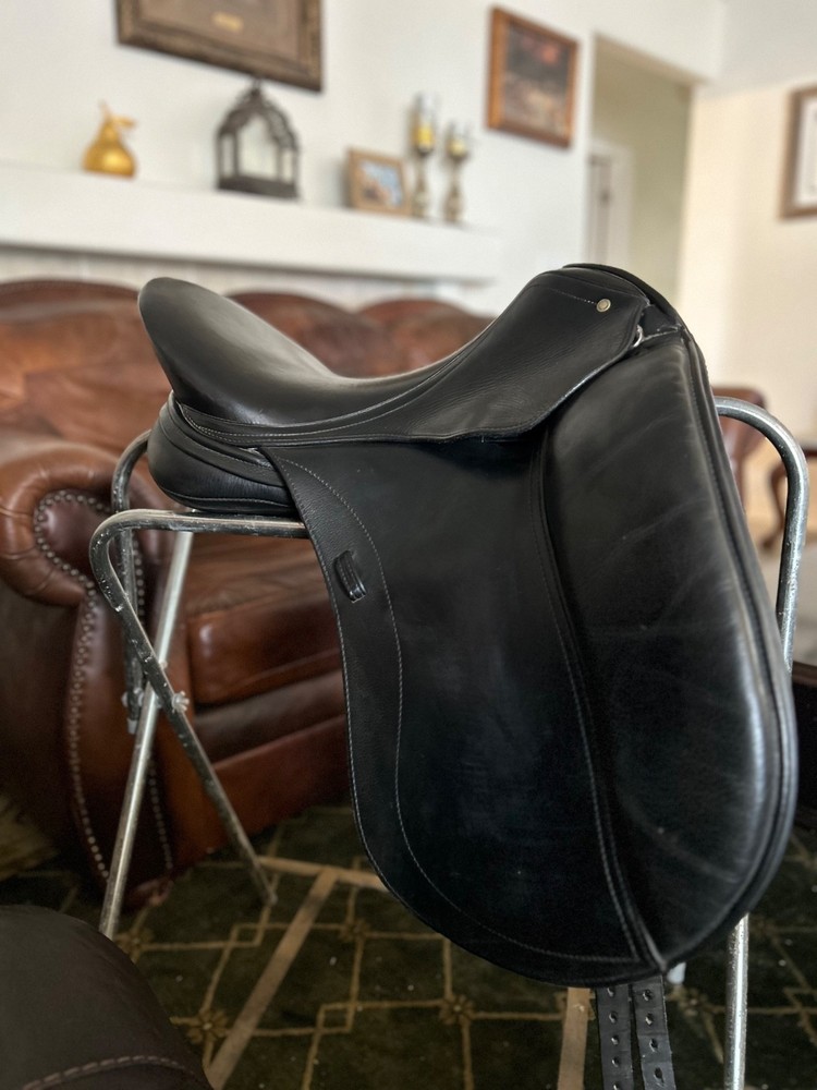 Schleese’s Wave dressage saddle