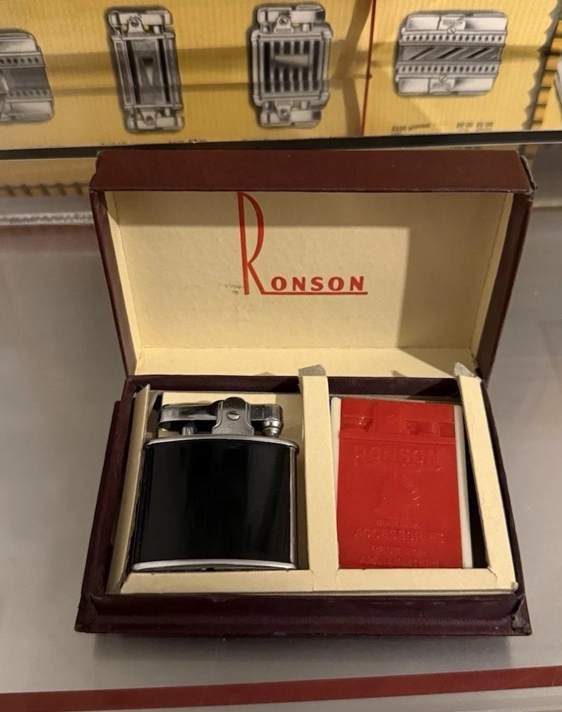 Vintage Ronson “Standard” Black Lacquer Lighter Toronto Canada