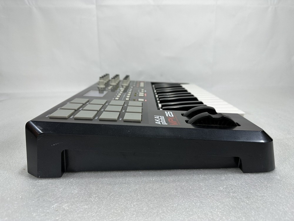 AKAI MPK25 ~ 25-key Keyboard Controller with MPC Pads ~ Working