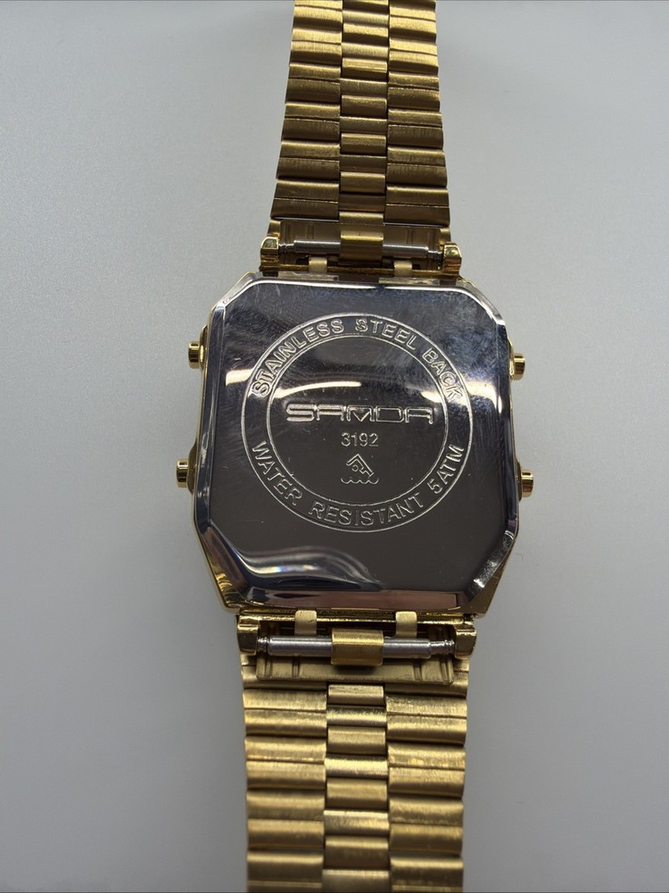 Multifunctional Watch with Temperature Display