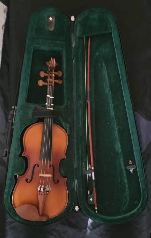 UNBRANDED 1/4 SIZED VIOLIN WITH CASE & BOW