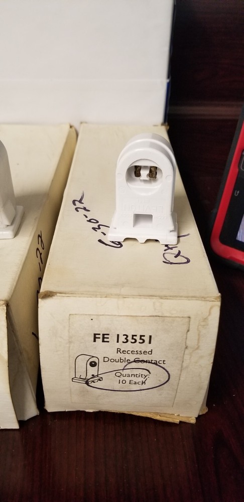 LEVITON ASSORTED LAMP HOLDERS