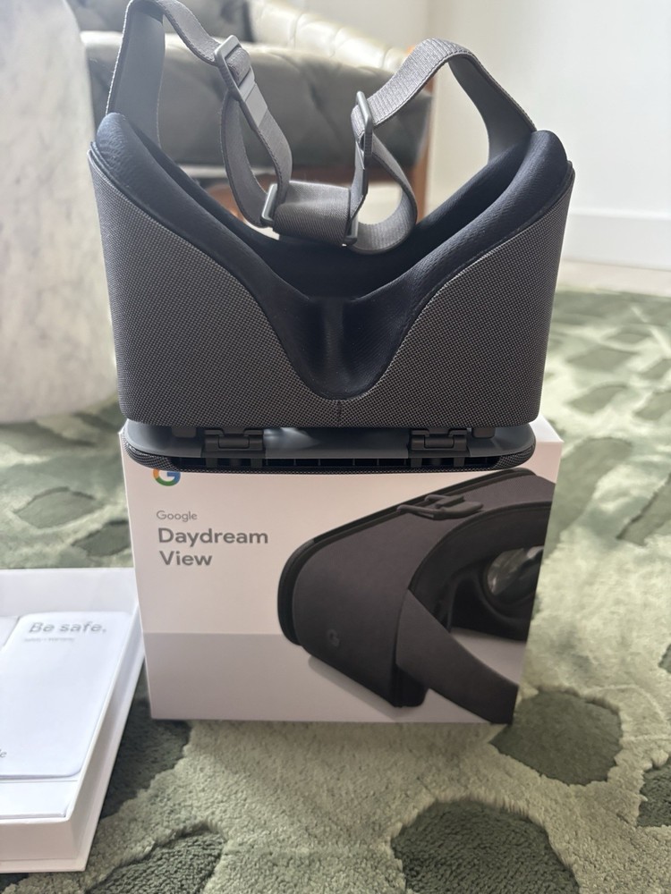 Google Daydream View VR Headset With Remote, Charcoal, Great Condition