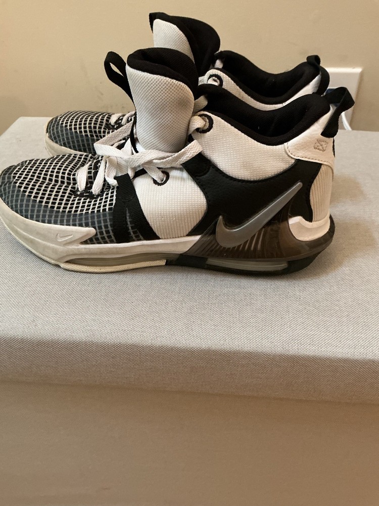 Kids Lebron Sneakers Size 7Y Nike