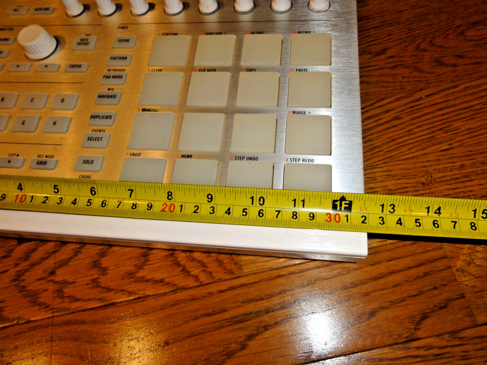 Native Instruments MASCHINE MK2 White – Powers On – No Software for Full Test