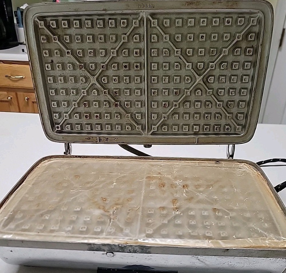 Vintage Universal Chrome Waffle Maker MCM 3705 Adjustable Dial Powers On