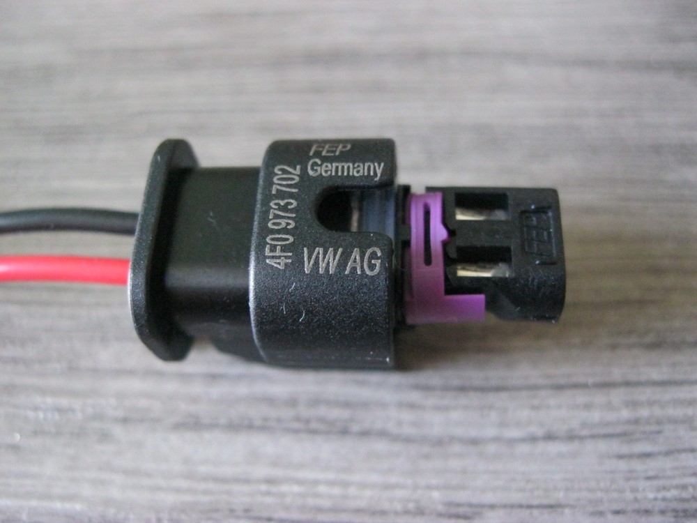 AUDI Battery Monitoring Module / Cable Connector Pigtail Plug Socket 4F0973702