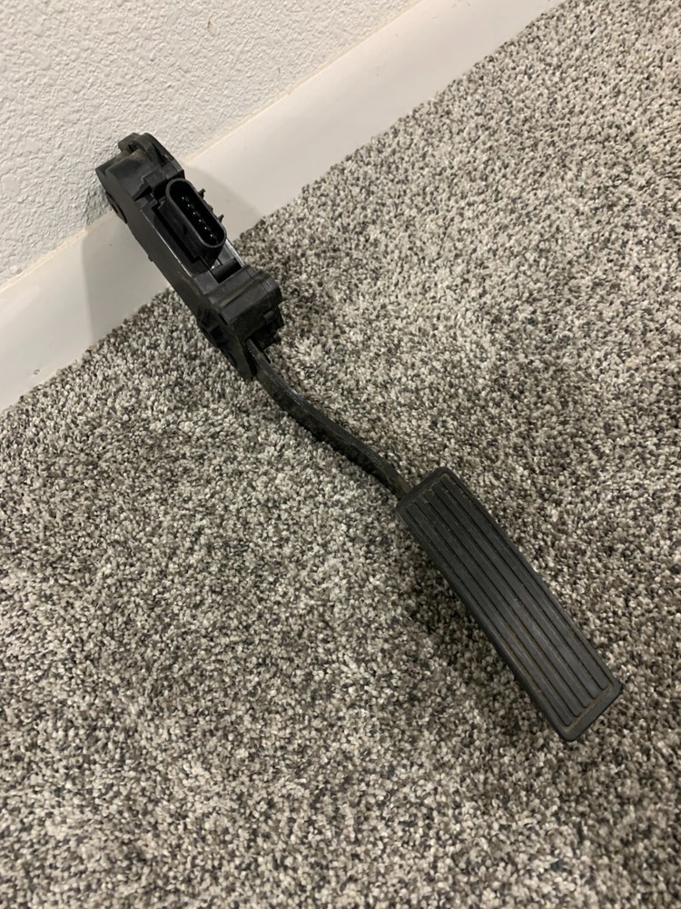 USED 2004-2007 Saturn Vue Accelerator Pedal Sensor Standard APS112