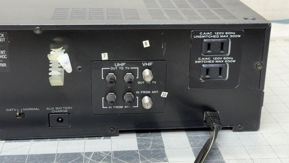 HITACHI VT-TU98A PORTADECK VIDEO SYSTEM TUNER ONLY POWERS ON - REST UNTESTED 🔥