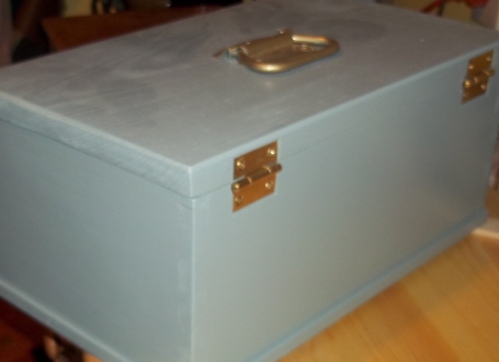 Small lidded chest, Shaker-style, handmade in painted Pine