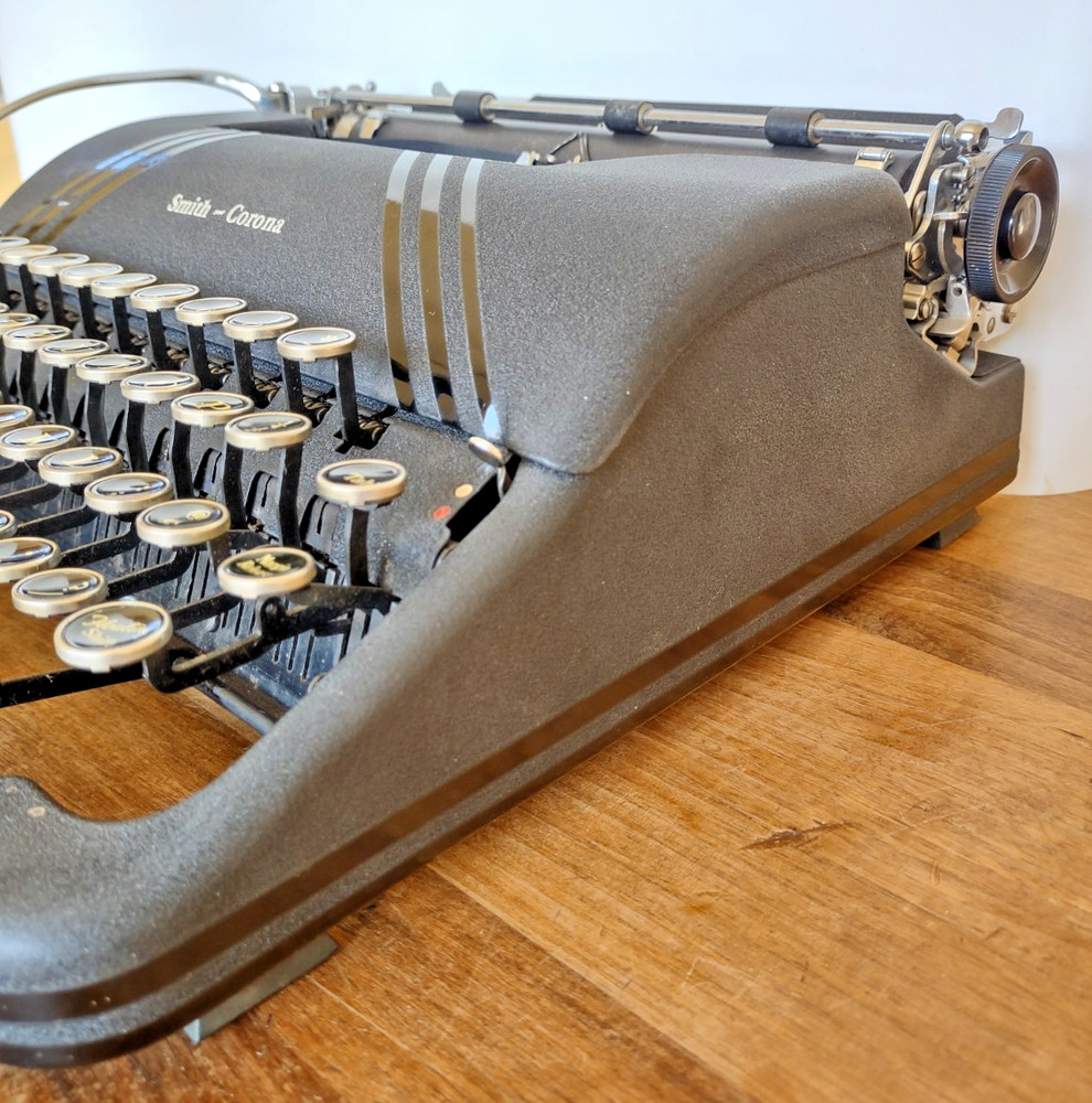 [Excellent] 1949 Smith-Corona Silent "Floating Shift" black typewriter with case
