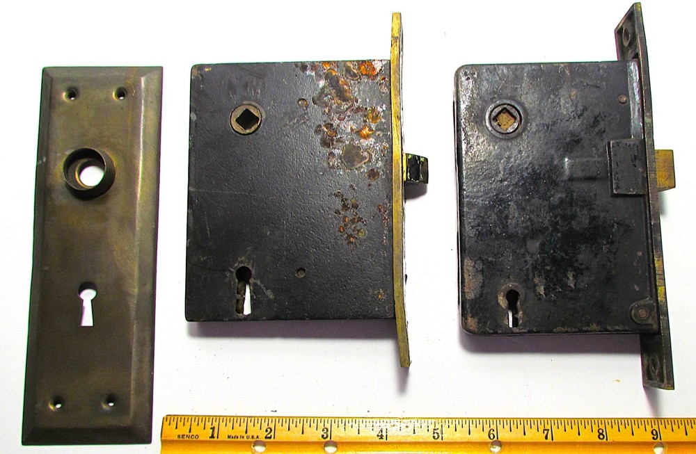 2 ANTIQUE SKELETON KEY INTERIOR DOOR LATCHES + BRASS BACK PLATE