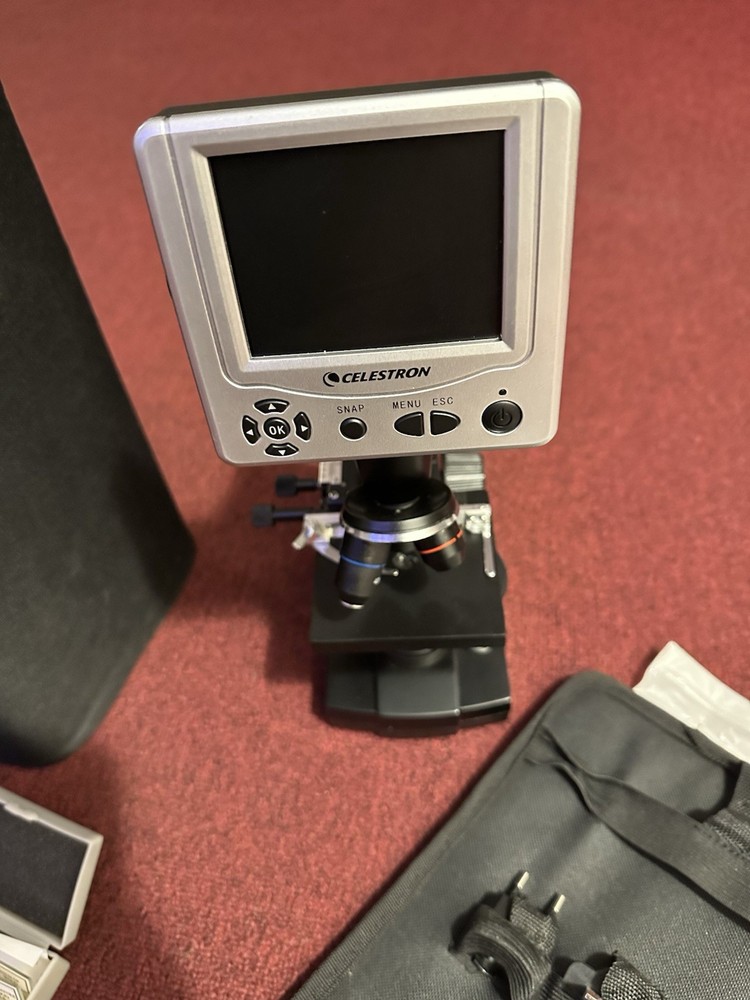 CELESTRON 44340 3.5" LDM LCD DIGITAL MICROSCOPE WITH MANUAL & CASE