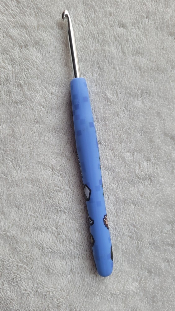 Preowned Minecraft Wooble Ergonomic Crochet Hook