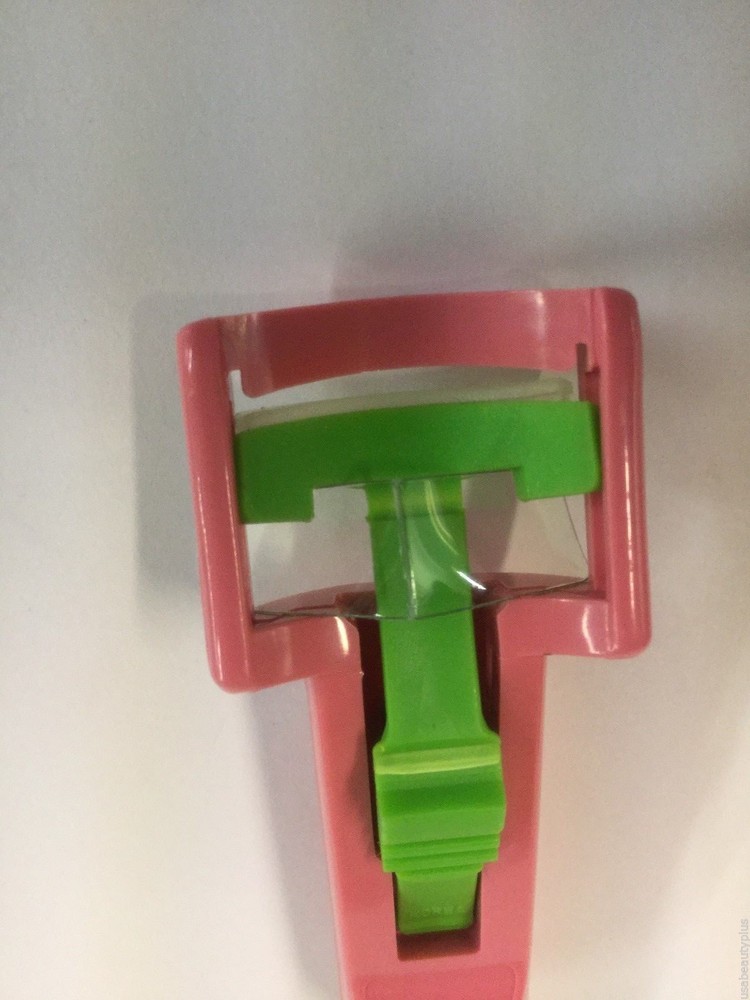 Maybelline Plastic Eyelash Curler - Pink - NEW.