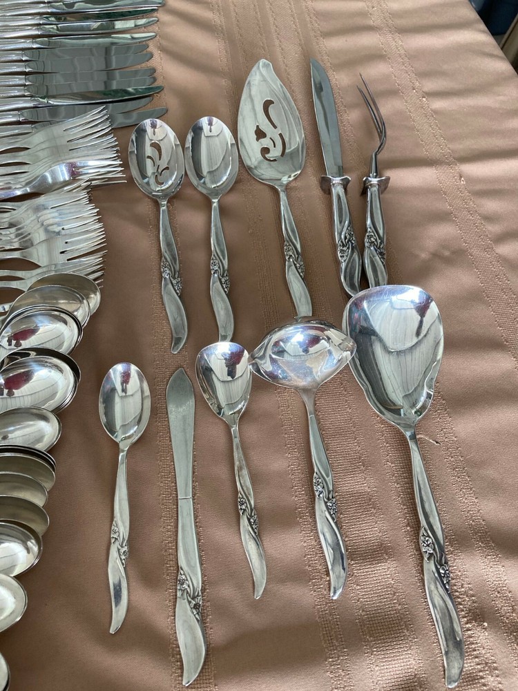 International Silver Co. 12 pl. "Silver Wind" flatware w/ xtras 74pc silver plat