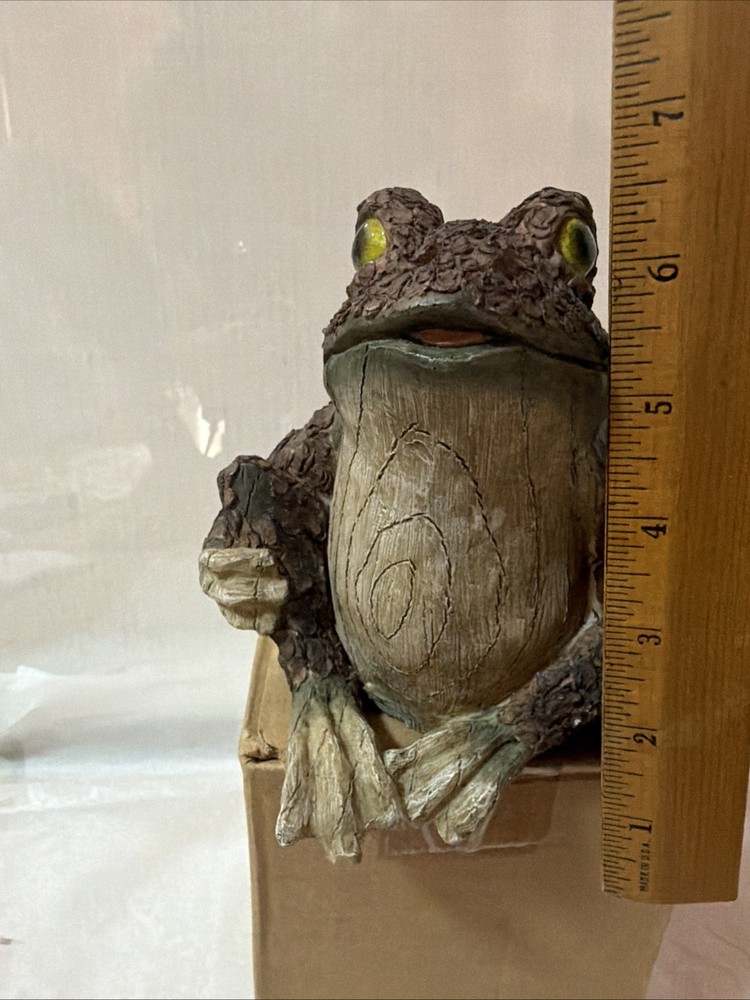 Frog Statue 7” x 6.5”