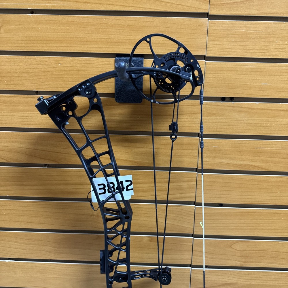 Item 3842 - Darton Archery Compound Bow - Tritech 35 - RH - Black