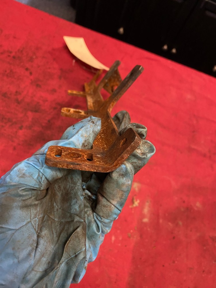 PACCAR MOUNT BRACKET SUPPORT Engine Harness Bracket P11-1221. Paccar