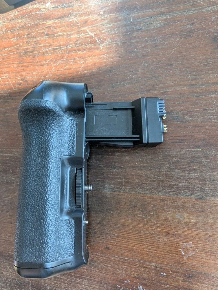 Neewer Battery Grip BG-E8 Replacement for Canon EOS 550D 600D 650D 700D