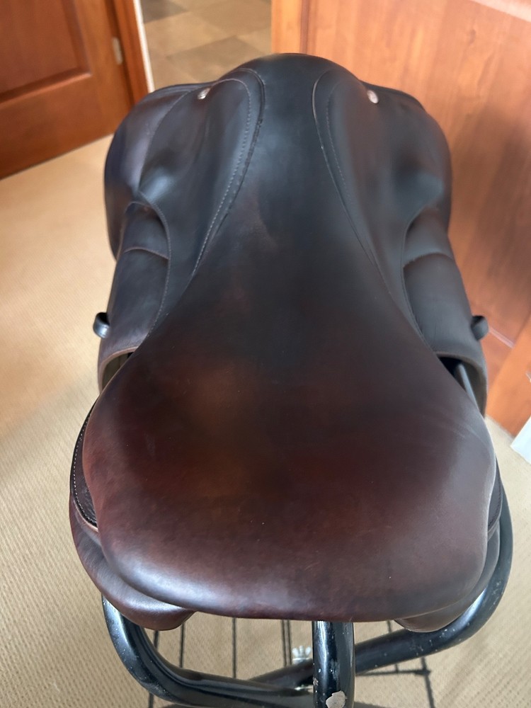 Hunter/Jumper saddle