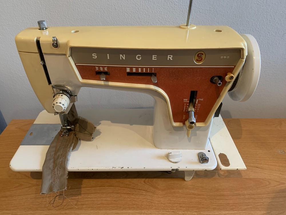 Singer Fantasia #282 home machine with table