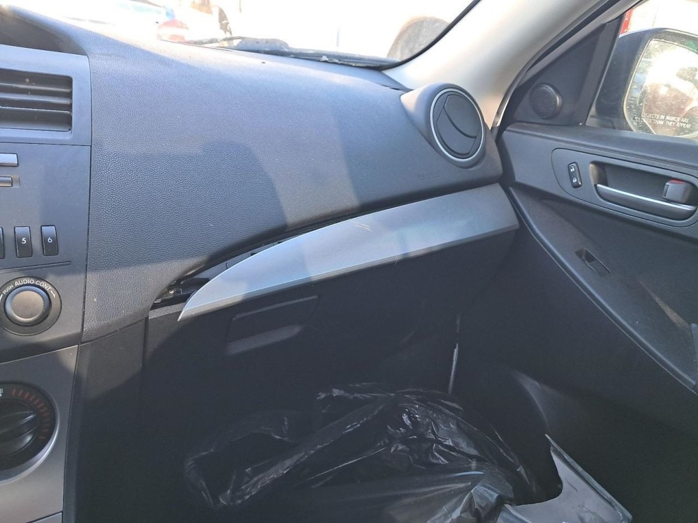 3         2010 Glove Box 4898048